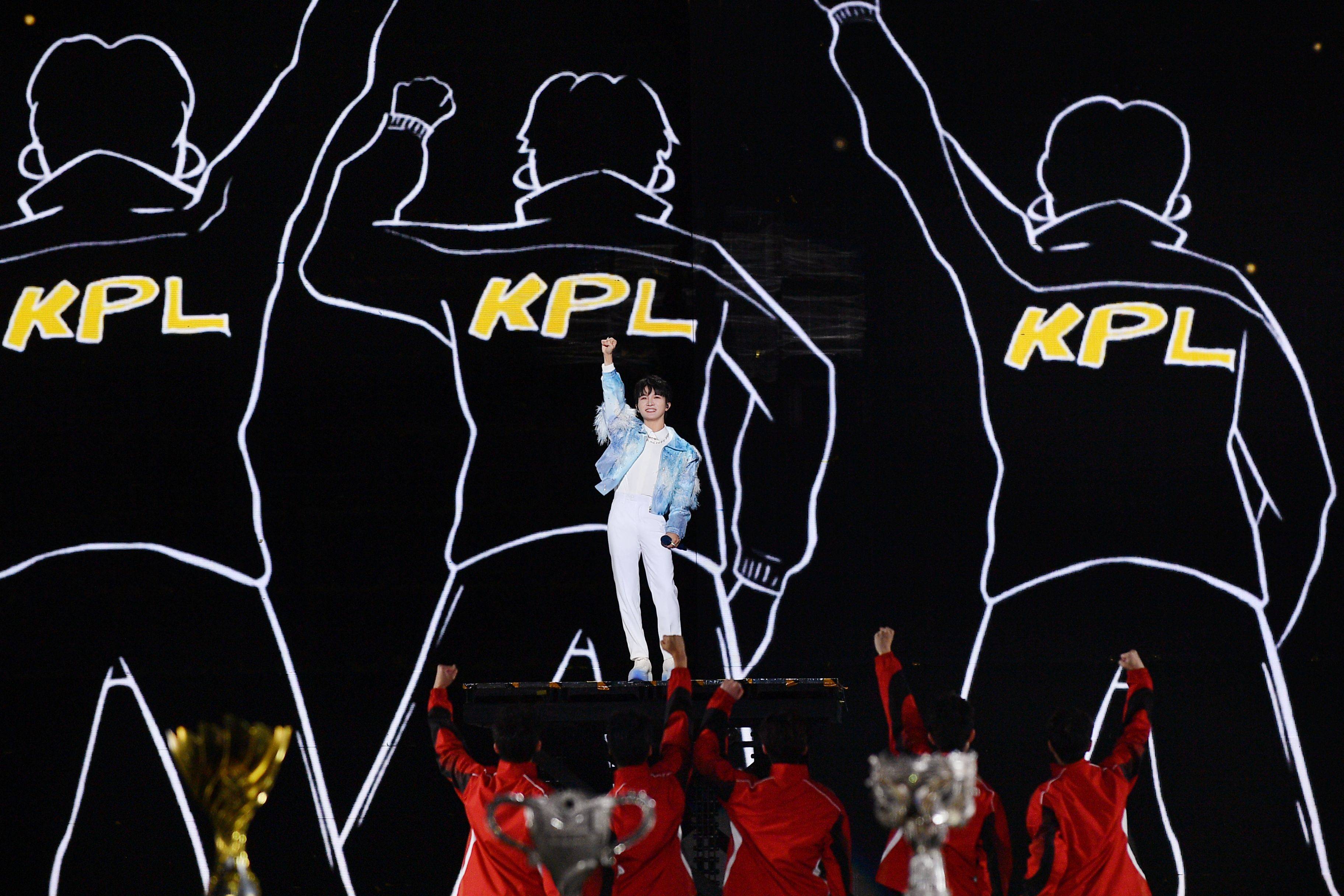 开云体育在线-KT轻取CLG，Clid团战一打五顶尖较量成都决赛之夜，技惊四座